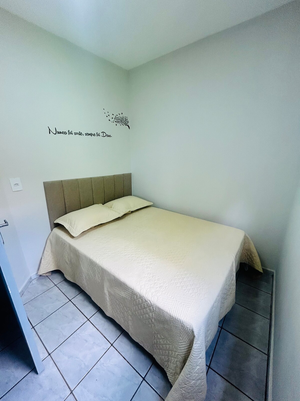 Втора спалня, двойно легло и вентилатор.