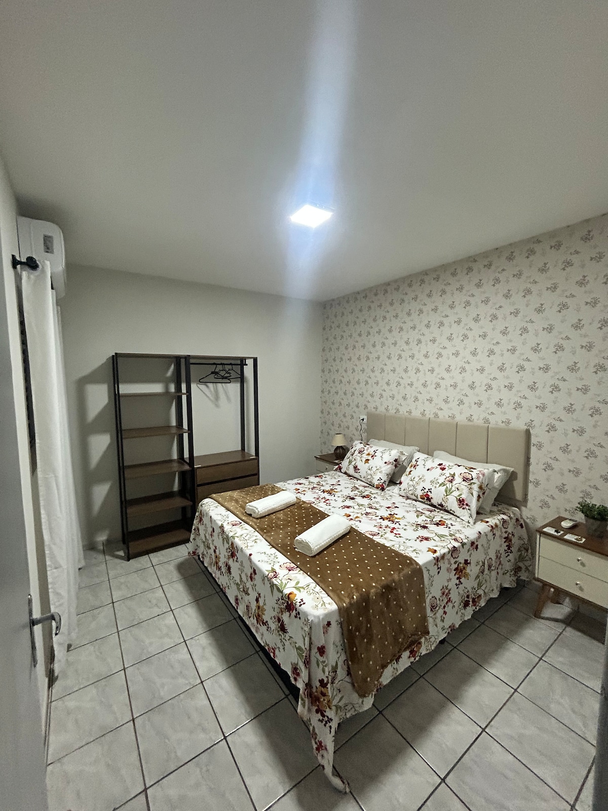 Главна спалня с двойно легло, климатик и гардероб.