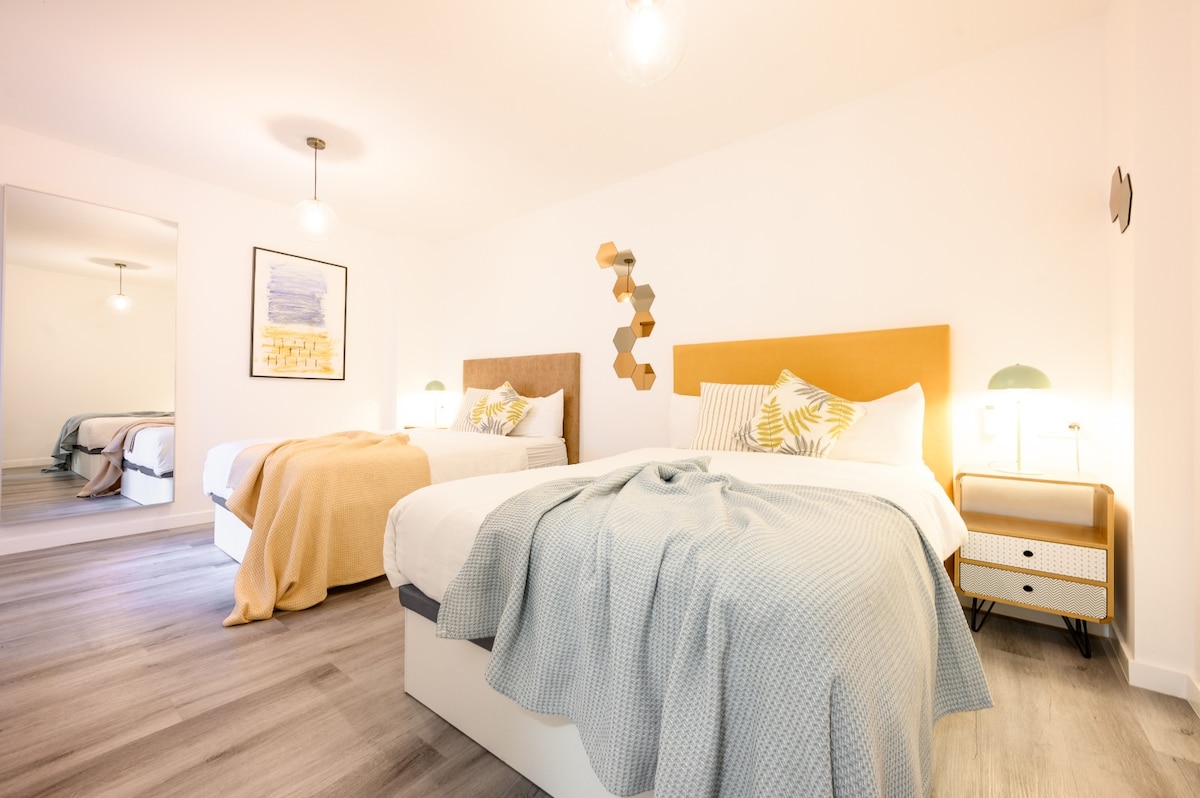 Prostrana spavaća soba s dva bračna kreveta, idealna za obitelji ili grupe.