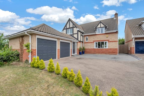 10 Laywood Close, Sleeps 8 with parking for 3 cars
