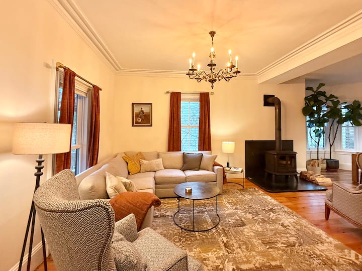 The English House: Historic Victorian Boston Stay - Boston, MA