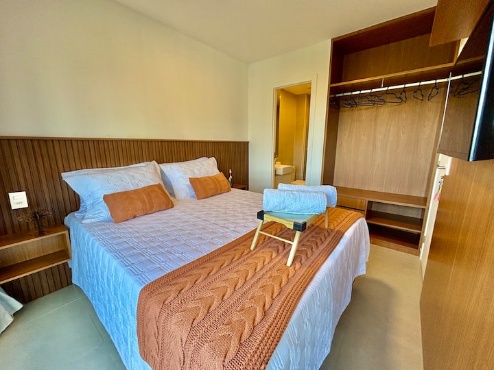 جناح الغرفة:

- تلفزيون ذكي 40 بوصة
- البث (نتفليكس، ديزني، أمازون)
- مكيف الهواء
- سيكادور
- فيرو دي باسار
- أغطية السرير
- المناشف
- خزانة ملابس مع شماعات
- تعتيم كورتينا