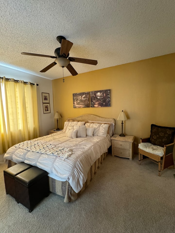 Cama tamaño king, 2 mesas de noche, vestidor, TV de pantalla plana, silla de lectura, escritorio/ espacio de trabajo, estanterías, armario doble.