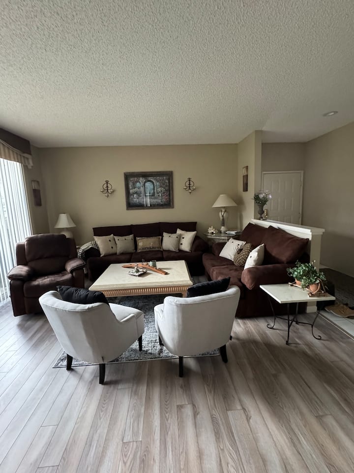 Sala de estar: sofá, sofá,sillón, 2 sillas laterales, una mesa de centro grande, un televisor con soporte