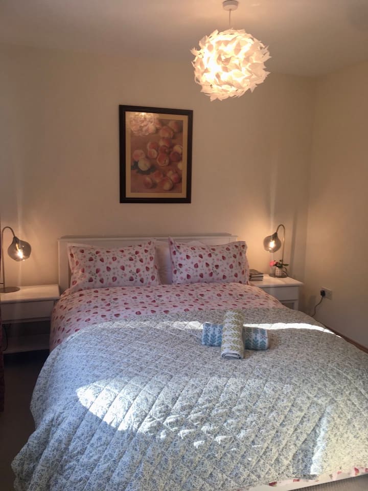 Dormitorio 1 con cama tamaño king y armario empotrado.