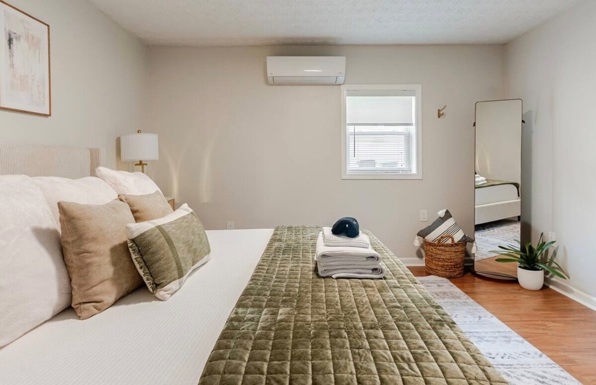 Modern Lawrenceville Stay Near Downtown - Parking