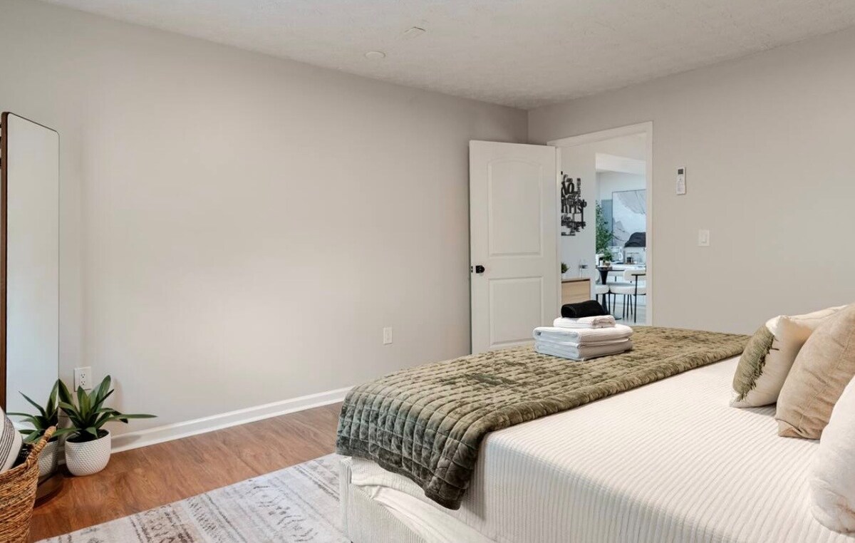 Modern Lawrenceville Stay Near Downtown - Parking
