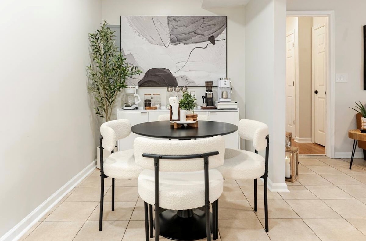 Modern Lawrenceville Stay Near Downtown - Parking