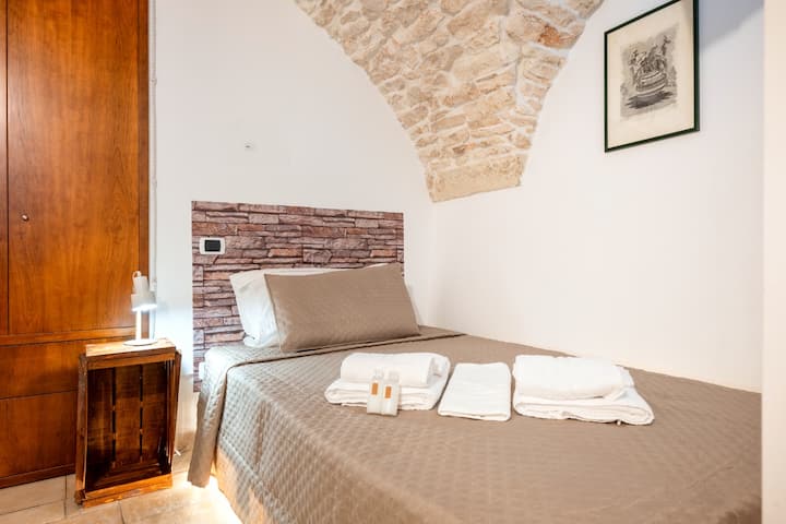 En la estructura encontrarás una cama doble y toallas (cara, ducha, ropa interior y una alfombra posterior a la ducha)