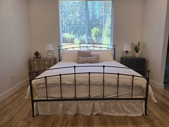 Брачен кревет (широк 150-179 см) со памучни чаршафи.