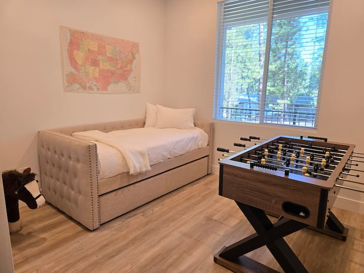 кревет со тркалца [2 единечни] и маса за фудбал/ фудбал 