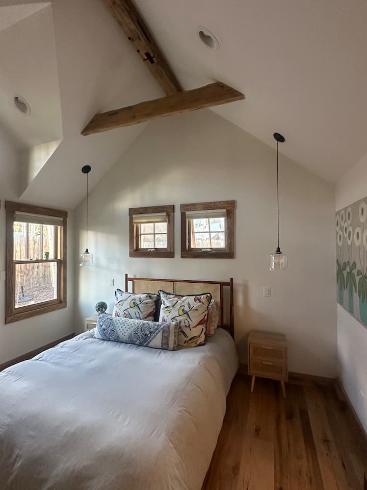 Primárna spálňa s manželskou posteľou Queen a kúpeľňou s toaletou 