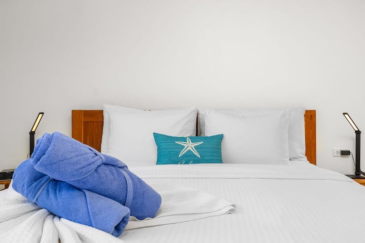 Laissez-vous aller dans des draps blancs moelleux, des oreillers bien gonflés et des serviettes fraîches qui vous attendent. Votre refuge côtier confortable est doté de touches de bois chaleureuses et d'un éclairage élégant au chevet du lit pour une nuit de sommeil parfaite.