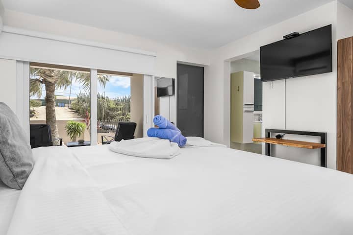 Réveillez-vous avec la brise fraîche de la côte et une vue tropicale. Votre chambre élégante est équipée d'un lit moelleux, d'une télévision à écran plat et de portes coulissantes qui s'ouvrent sur la plage, à quelques pas seulement.