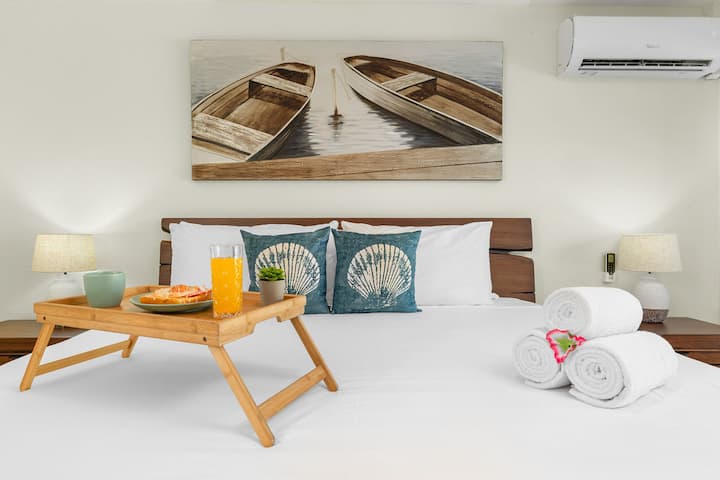 Détendez-vous dans votre chambre paisible avec des draps frais, un décor sur le thème de la plage et des commodités pour le déjeuner au lit qui vous attendent à votre arrivée. Restez au frais grâce au confort de la climatisation.