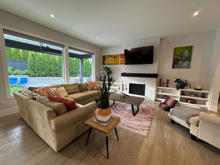 White Rock Retreat | Pool, Hot Tub & Ac - White Rock