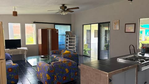 Top performing Airbnb: Seyle: Enjoy the gardens, pool and fronton court. in Tres De Mayo