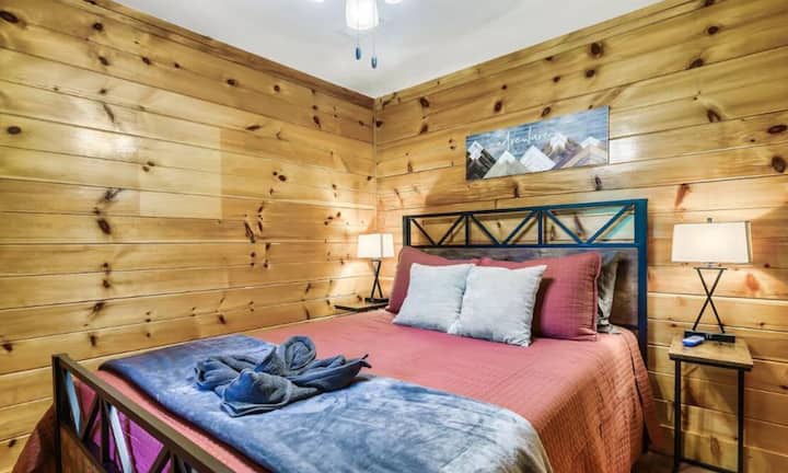 בחדר השינה הנוח הזה יש גם טלוויזיה