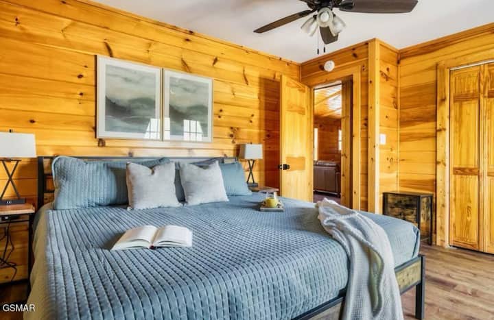 בחדר השינה הזה יש דלת פרטית למרפסת וטלוויזיה