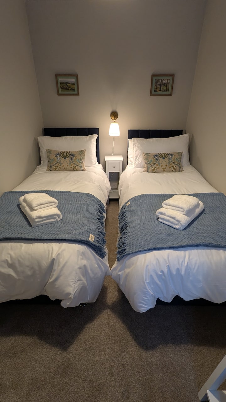 Room is available as either twin single beds or one double. Please let me know which setup you want after booking.