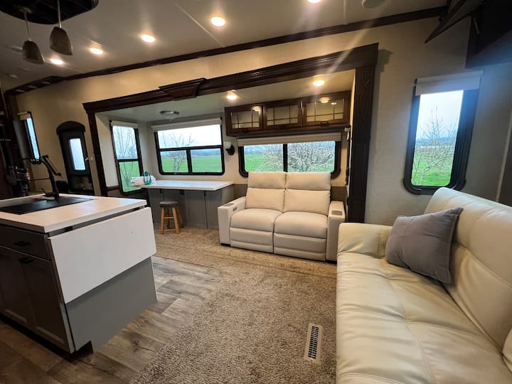 Farm Escape: Private Rv Near Fields + Fire Pit - Washington