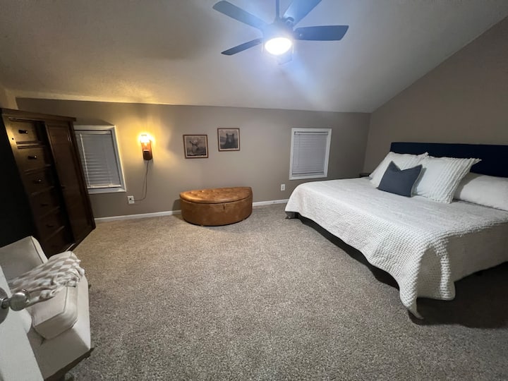 Главна спална соба со телевизор и рокерски стол