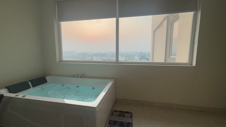 【R&B】room service High Rise Lavish Room with Jacuzzi in Zirakpur - Serviced