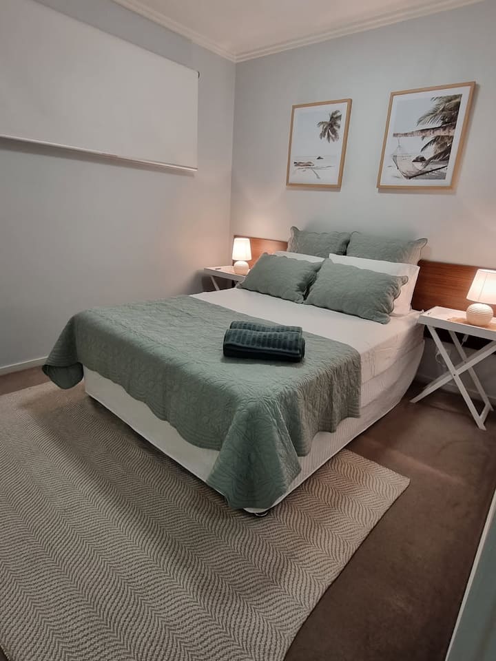 ห้องนอน 2 เตียงคิงไซส์ มีเครื่องปรับอากาศเต็มรูปแบบ พัดลมเพดาน และตู้เสื้อผ้า 
ห้องน้ำที่ 2 มีฝักบัวอยู่นอกห้องนอนและพื้นที่นั่งเล่นนี้