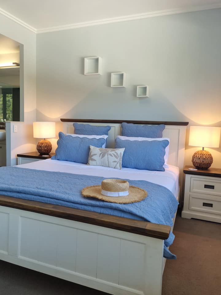 ห้องนอนใหญ่ ห้องน้ำในตัวพร้อมอ่างอาบน้ำและฝักบัว ตู้เสื้อผ้าแบบวอล์คอิน เครื่องปรับอากาศเต็มรูปแบบและพัดลมเพดาน
วิวมหาสมุทรและอุทยานแห่งชาติของเทือกเขาคอนเวย์
อพาร์ทเมนท์ชั้นบนสุดพร้อมลิฟท์และที่จอดรถฟรี
ทำเลแอร์ลีบีช 