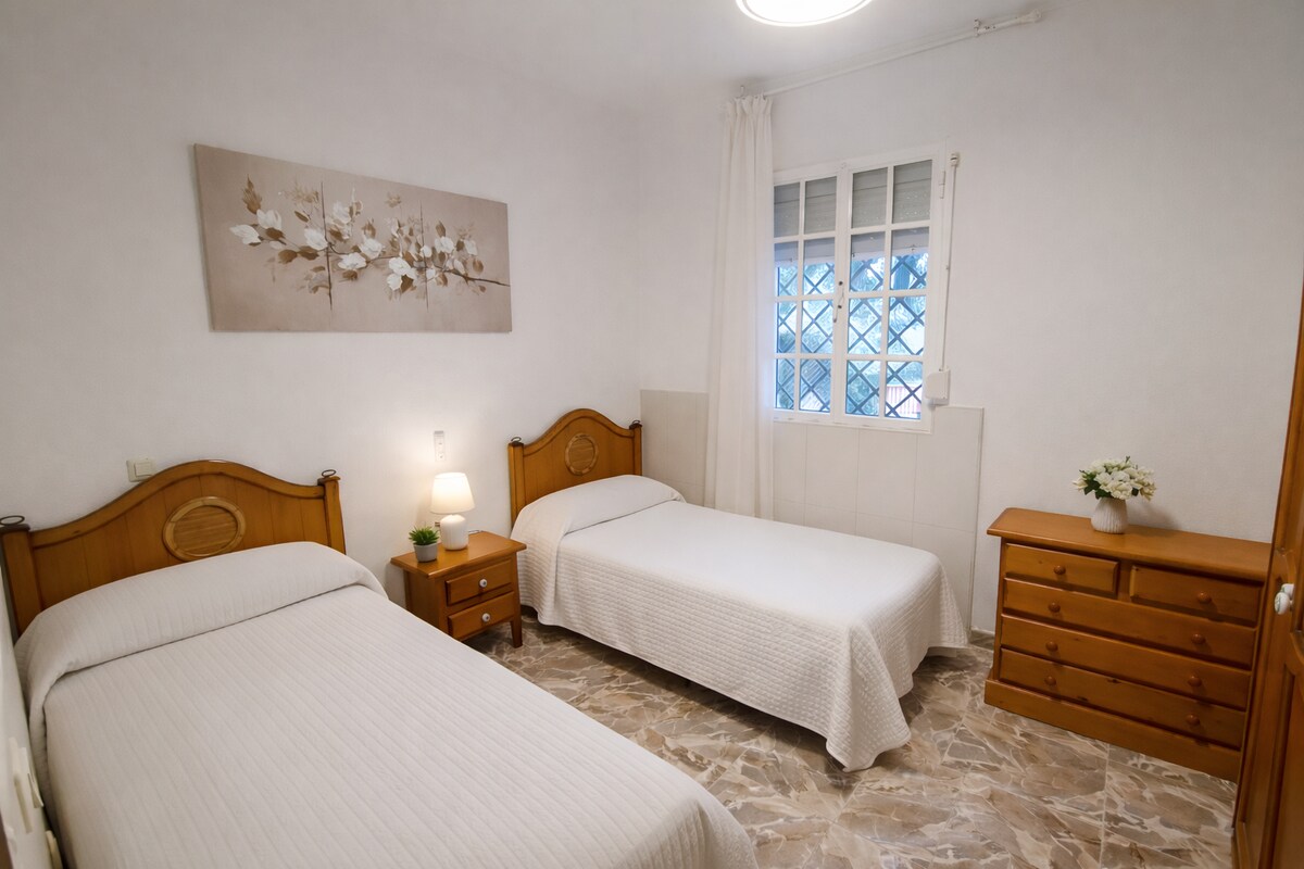 Habitación funcional y luminosa