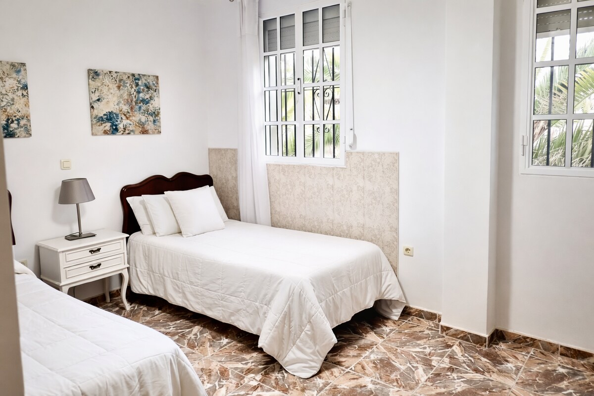 Habitación funcional y luminosa