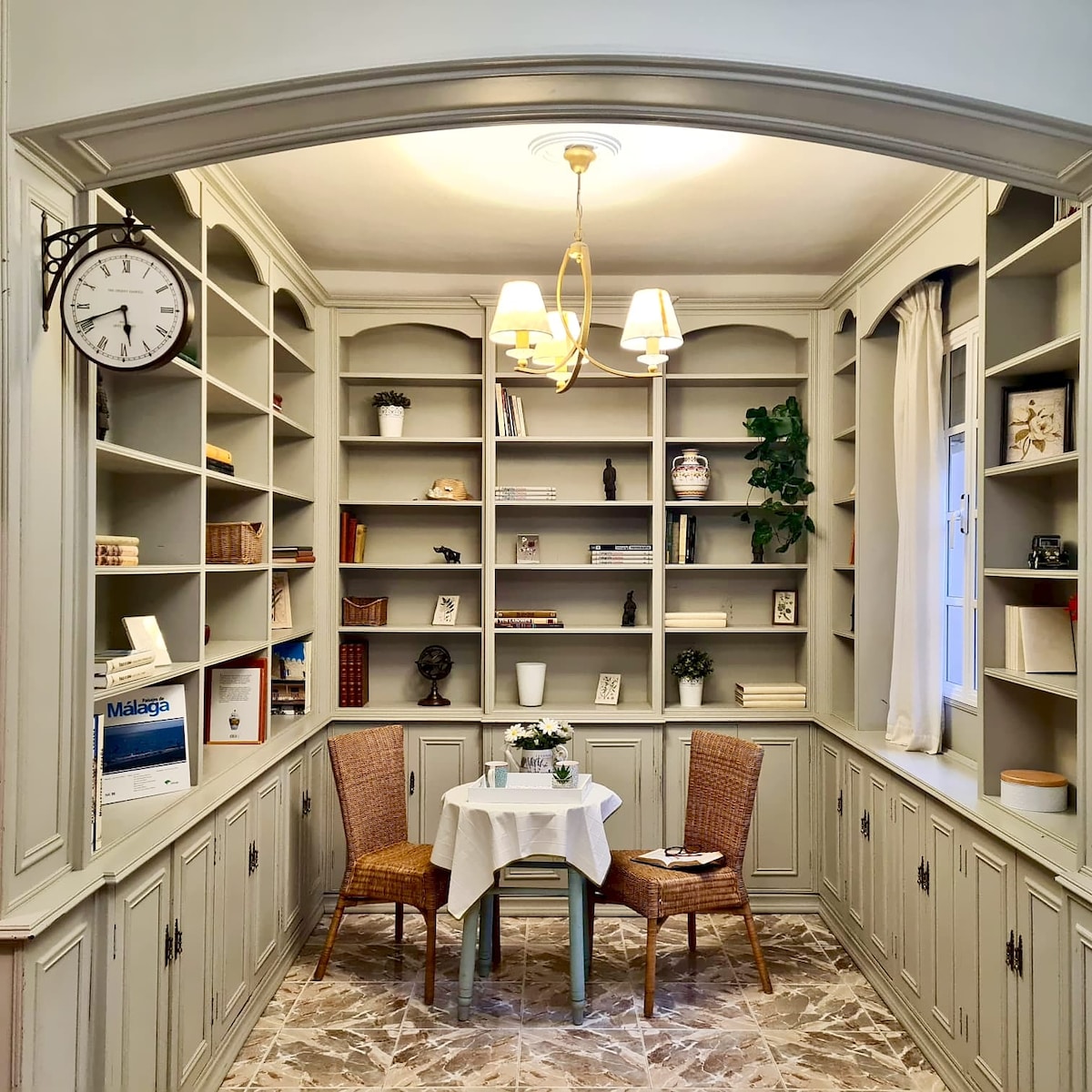 Espacio tranquilo del salón, ideal para relajarse con un buen libro.