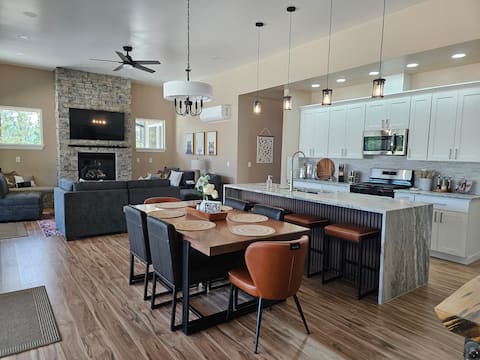 New Stunning Home Near the Lake