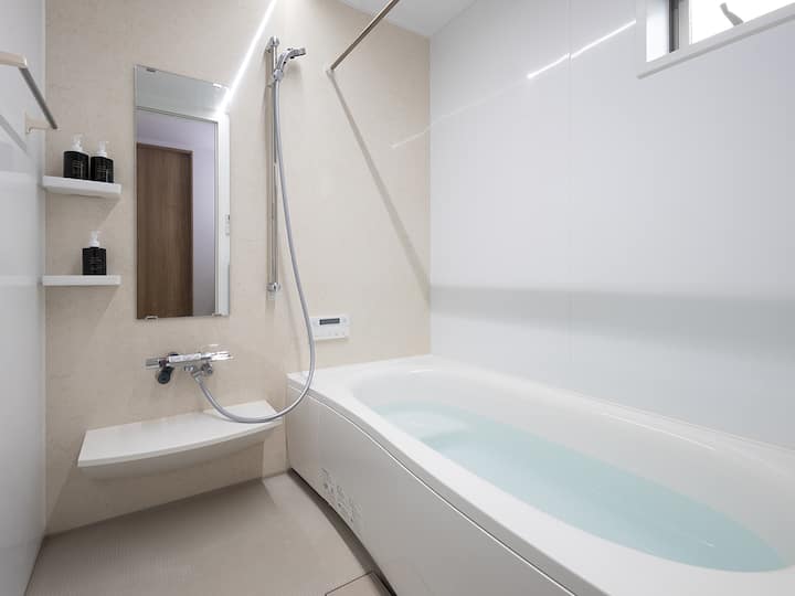 ・【siteA/浴室】清潔感のあるバスルーム。ゆっくり浸かってお寛ぎください