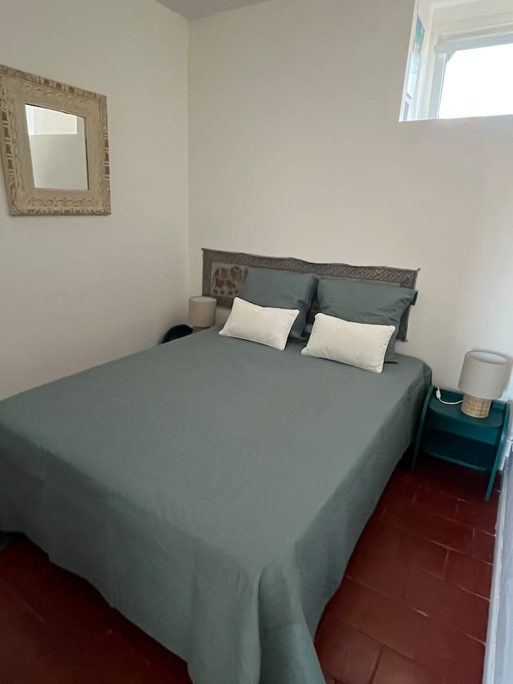 Habitación de los padres separada con armario y ropero, luminosa y acogedora.