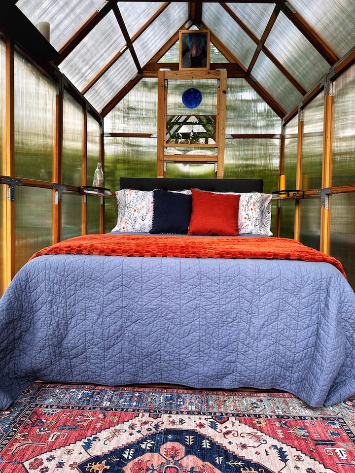 Parivuode, jossa on puuvillaiset lakanat