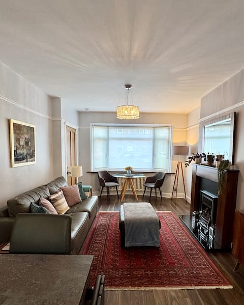 Popular Airbnb listing: Charming Townhouse near New Town - EV enabled in Leith Walk