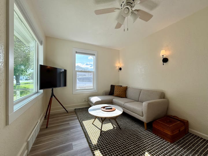 Charming Downtown Cottage • 1br + Peaceful Yard - Cody, WY