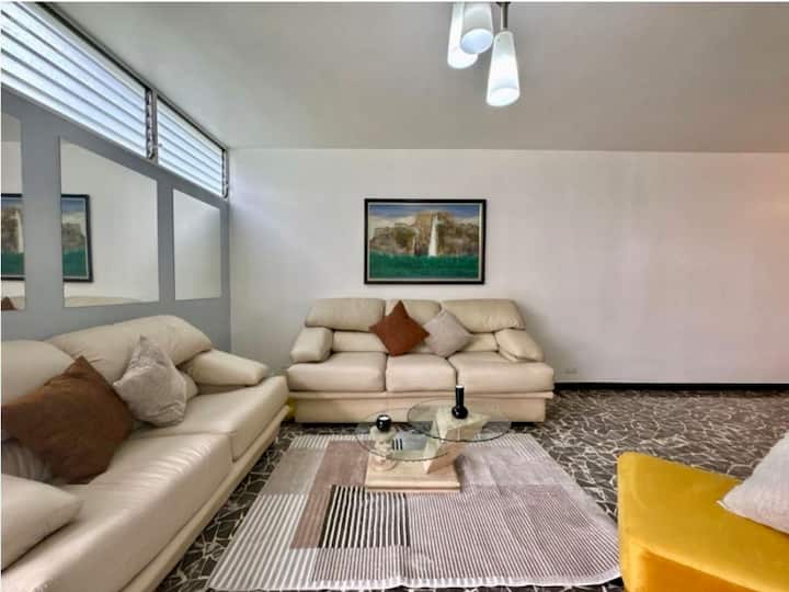Apto. 145 M² Altamira
3 Cuartos 2 Baños - Caracas