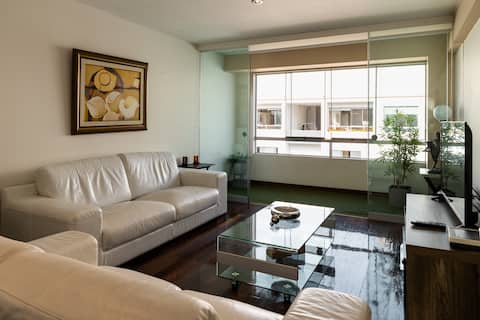 iH*| Chic 1 BR Apt with Workspace