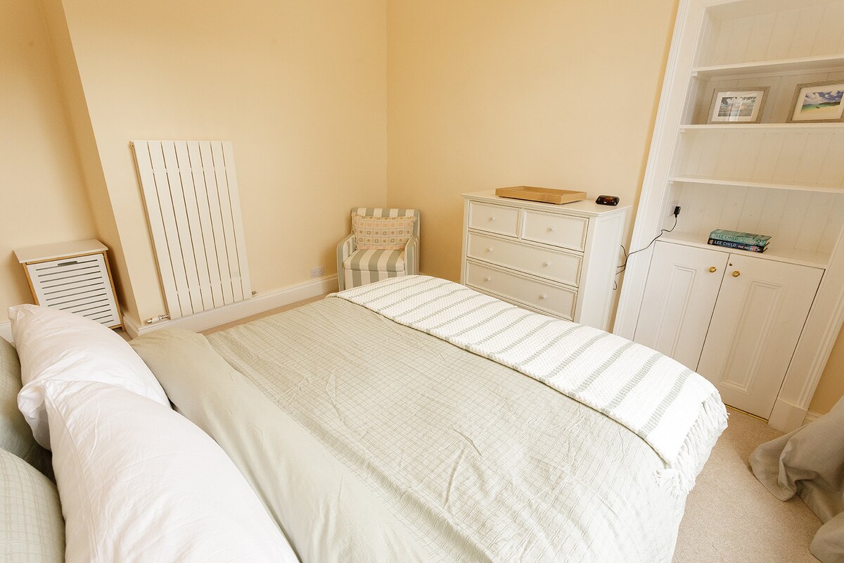 U 2. spavaćoj sobi nalazi se veliki bračni krevet koji se na zahtjev može razdvojiti u dva zasebna kreveta. Neutralni tonovi stvaraju miran i fleksibilan prostor idealan za parove, prijatelje ili obitelji.