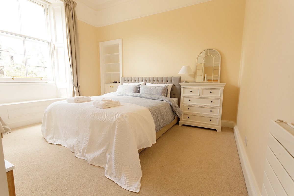 Mirna i prostrana glavna spavaća soba s bračnim krevetom (super-king) i puno prirodnog svjetla. Posteljina hotelske kvalitete i zavjese sa sjenilima osiguravaju ugodan san.