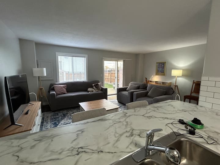Cozy 2br Home | Wi-fi, Parking, Workspace & Yard - Fort St. John