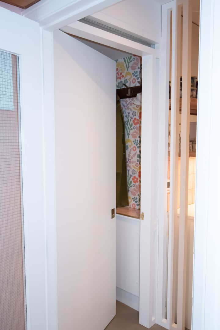 Vestidor y espacio dividido entre el anexo y la casa principal. Esta zona está adyacente al dormitorio y se accede desde la cocina. 