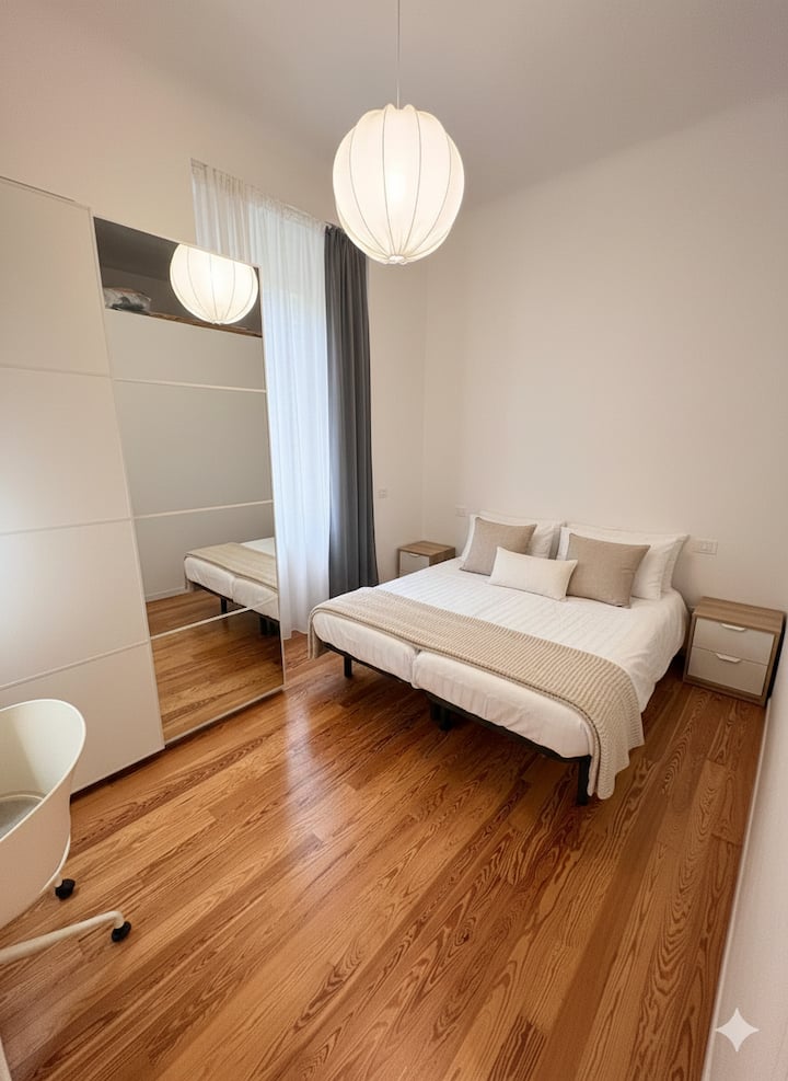 Relájate en este dormitorio sereno con suelos de parquet de madera fina y cómodas camas dobles que se pueden unir para tener una cama tamaño king con balcón privado.