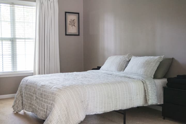 una cesta, portaequipajes, almohadas adicionales, sábanas y mantas.