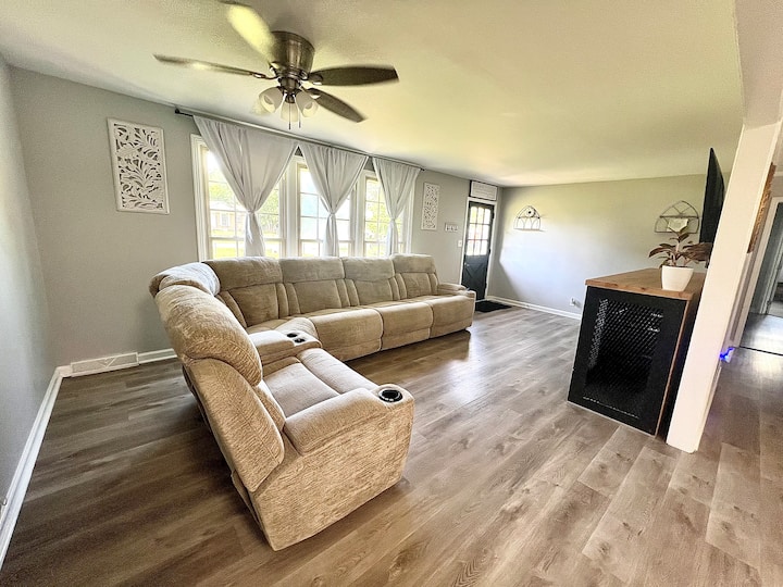 Big Pet Friendly Home Fenced Yard Near Ft Campbell - Clarksville, TN