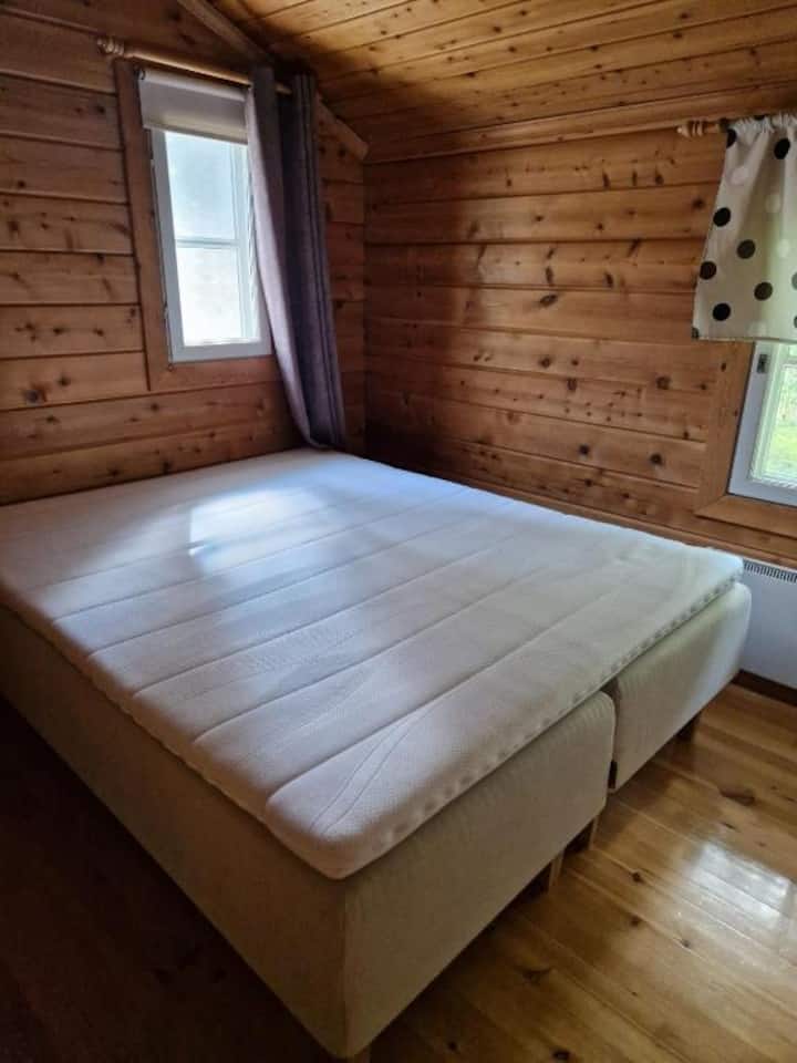 El dormitorio tiene una cama Asko Airflow de alta calidad, un espacio de trabajo y un armario.