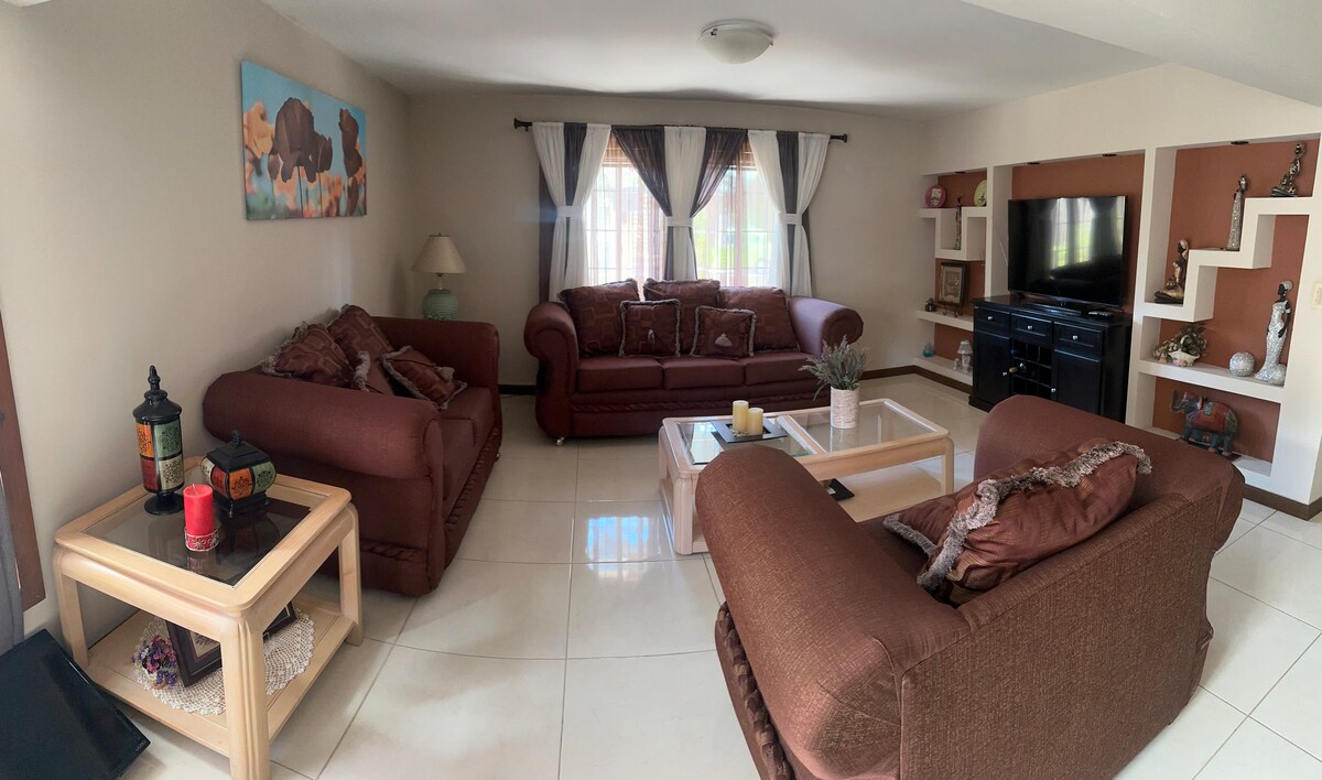 Popular Airbnb listing: Spacious house with air conditioning, a grill and an excellent location in Cuauhtémoc