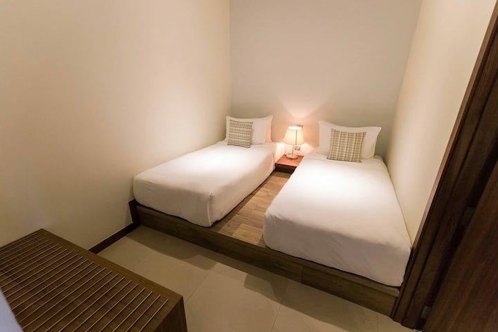 La chambre avec 2 lits peut être jumelée pour former un grand lit.